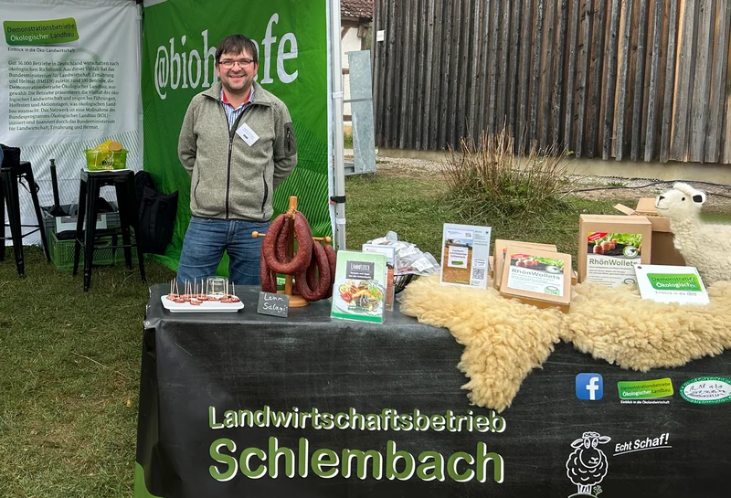 Andreas Schlembach steht hinter dem Info-Stand des Demo-Netzwerks auf dem Tag der Regionen.