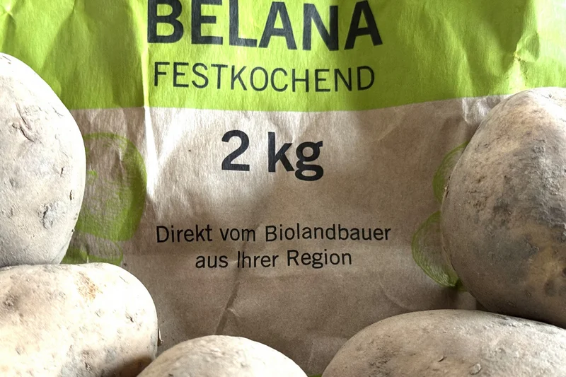 Kartoffeln mit Verpackung. Klick führt zu Großansicht in neuem Fenster.