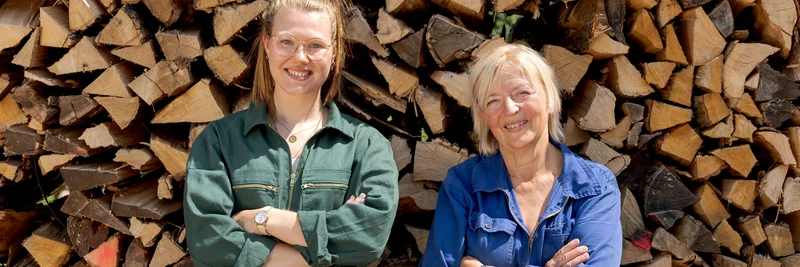 Zwei Frauen in Arbeitskleidung