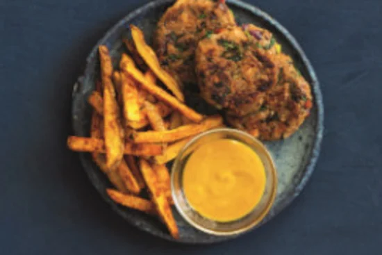 Brotlinge mit knusprigen Ofenpommes.