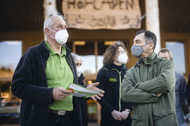 Hans Bosch und Cem Özdemir vor dem Hofladen. Klick führt zu Großansicht in neuem Fenster.