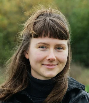 Frau lächelt in die Kamera