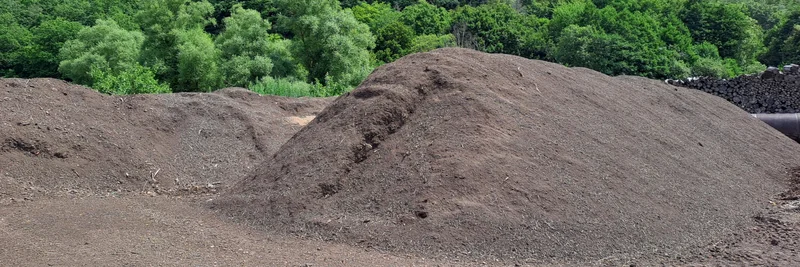 Kompistberge auf einem Feld.