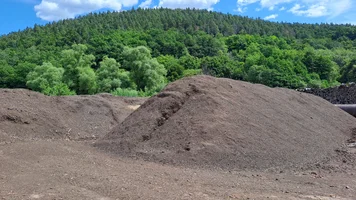 Kompostberge auf einem Feld.