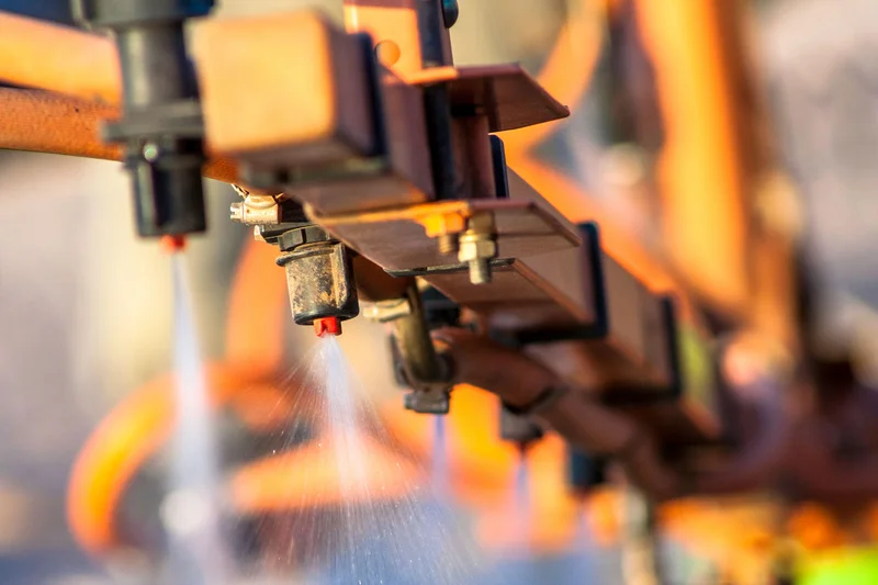 Düsen einer Pflanzenschutzspritze im Einsatz, Klick führt zu Großansicht, Schließen mit ESC