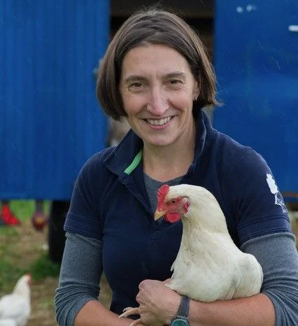Frau mit Huhn auf dem Arm. Klick öffnet neue Seite auf oekolandbau.de