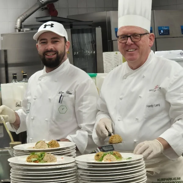Der Küchenchef Hardy Lang neben dem Mitarbeiter Doru Nicodim beim Anrichten der Teller für das Mittagessen. Klick führt zu Großansicht in einer Lightbox. Zum Schließen der Lightbox ESC drücken.