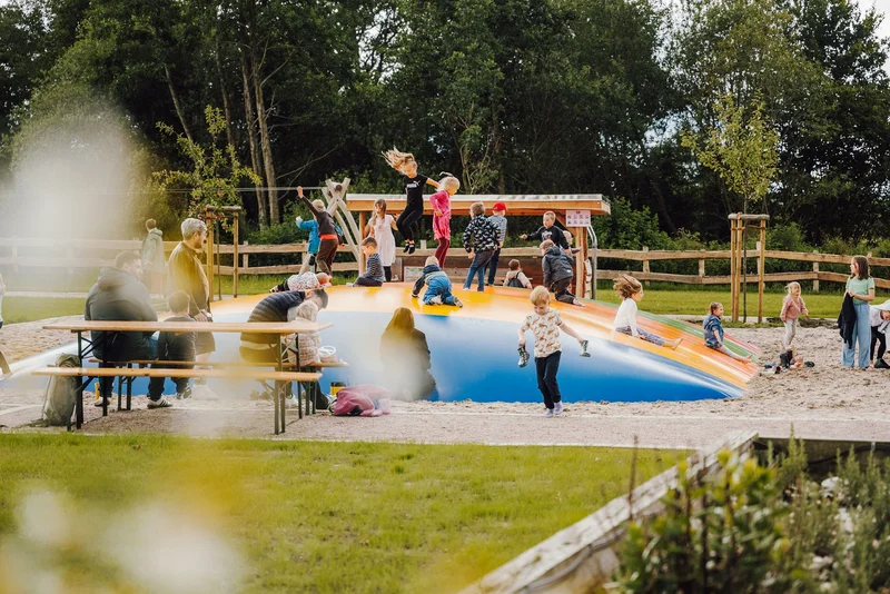 großer Spielplatz mit Hüpfkissen
