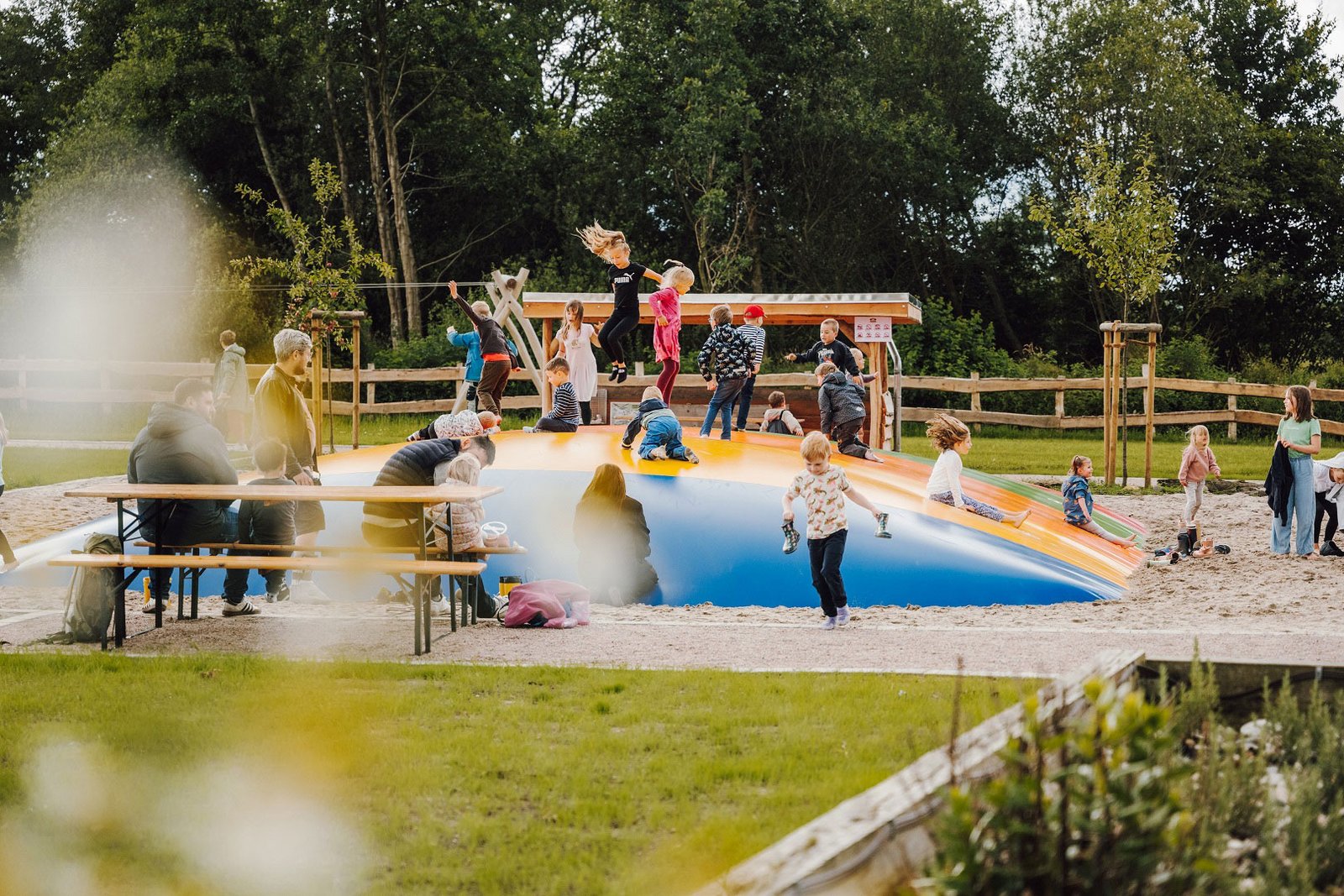 großer Spielplatz mit Hüpfkissen