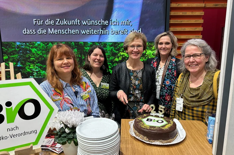Gruppenfoto mit Kuchen
