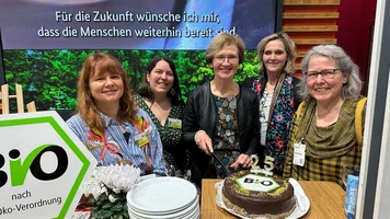 Gruppenfoto mit Bio-Siegel-Torte