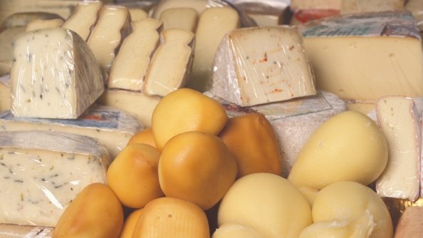 Verschiedene Käse in einer Auslage.