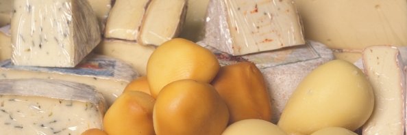 Verschiedene Käse in einer Auslage.