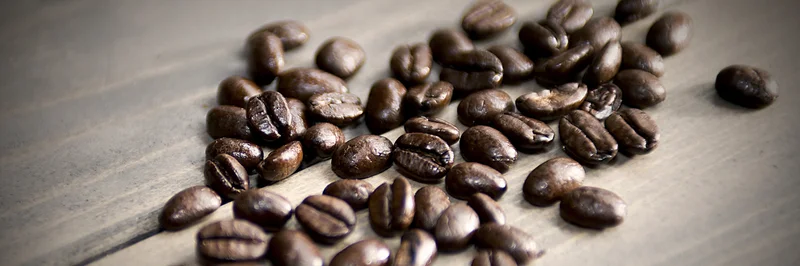 Gerösteter Kaffee auf einem Holztisch.