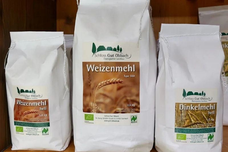 Drei Mehltüten. Klick führt zu Großansicht in neuem Fenster.