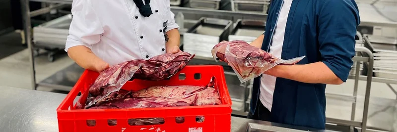 Fleisch wird an Kantine ausgeliefert.