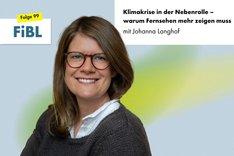 Frau lacht in Kamera. Am rechten oberen Rand steht die Überschrift der FiBL-Podcastfolge "Klimakrise in der Nebenrolle – warum Fernsehen mehr zeigen muss". Klick führt zu Großansicht.