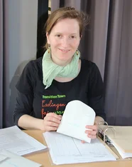Frau mit Briefumschlag. Klick führt zu Großnsicht im neuen Fenster.