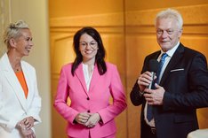 Zwei Frauen und ein Mann lachen in die Kamera. Klick führt zu Großansicht.