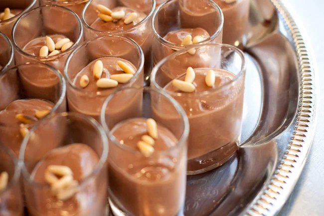 Weihnachtliche Schokoladencreme in Gläschen.