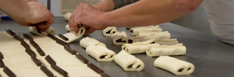 Zu sehen sind Schokocroissant-Teiglinge, die zubereitet werden.