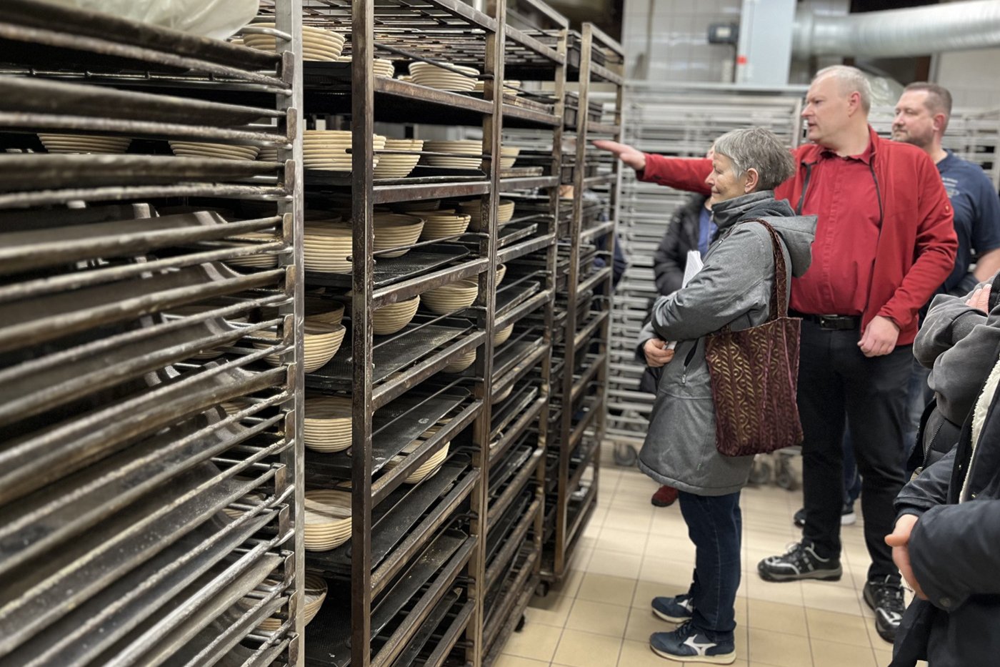 Besuchsgruppe in einer Bäckerei. Klick führt zu Großansicht in neuem Fesnter.