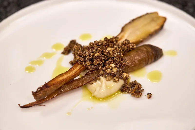 Zweierlei Haferwurz mit Dukkah und Hanföl