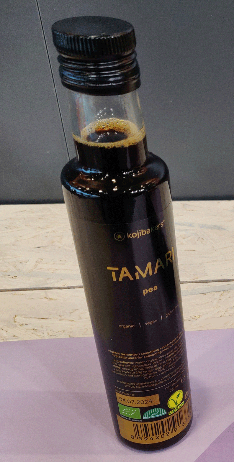 Eine Glasflasche mit dunkler Tamari. Klick führt zu Großansicht in neuem Fenster.