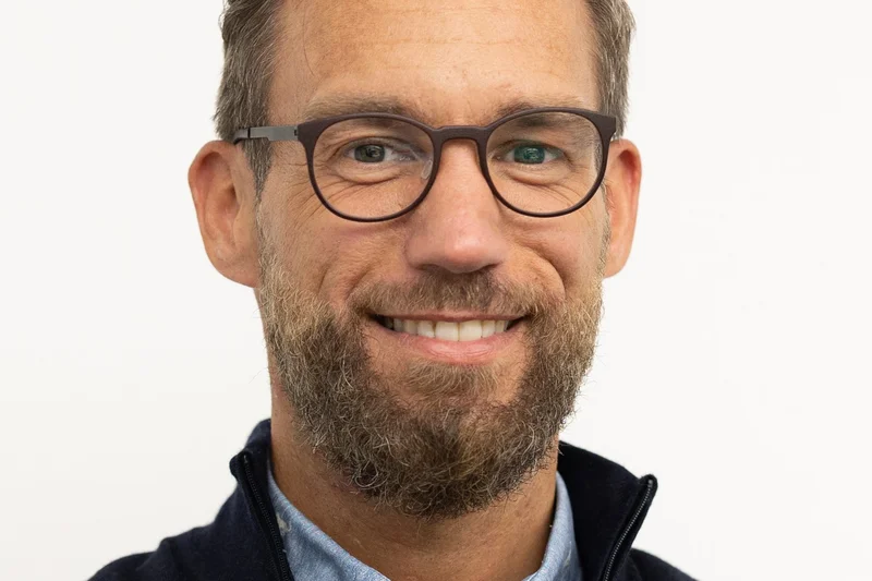 Porträtfoto von Oliver Schmitz. Klick führt zu Großansicht in neuem Fenster.