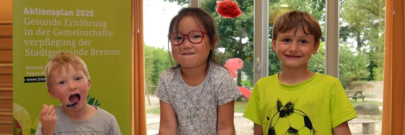 Kita-Kinder mit gesunden Lebensmitteln auf dem Tisch