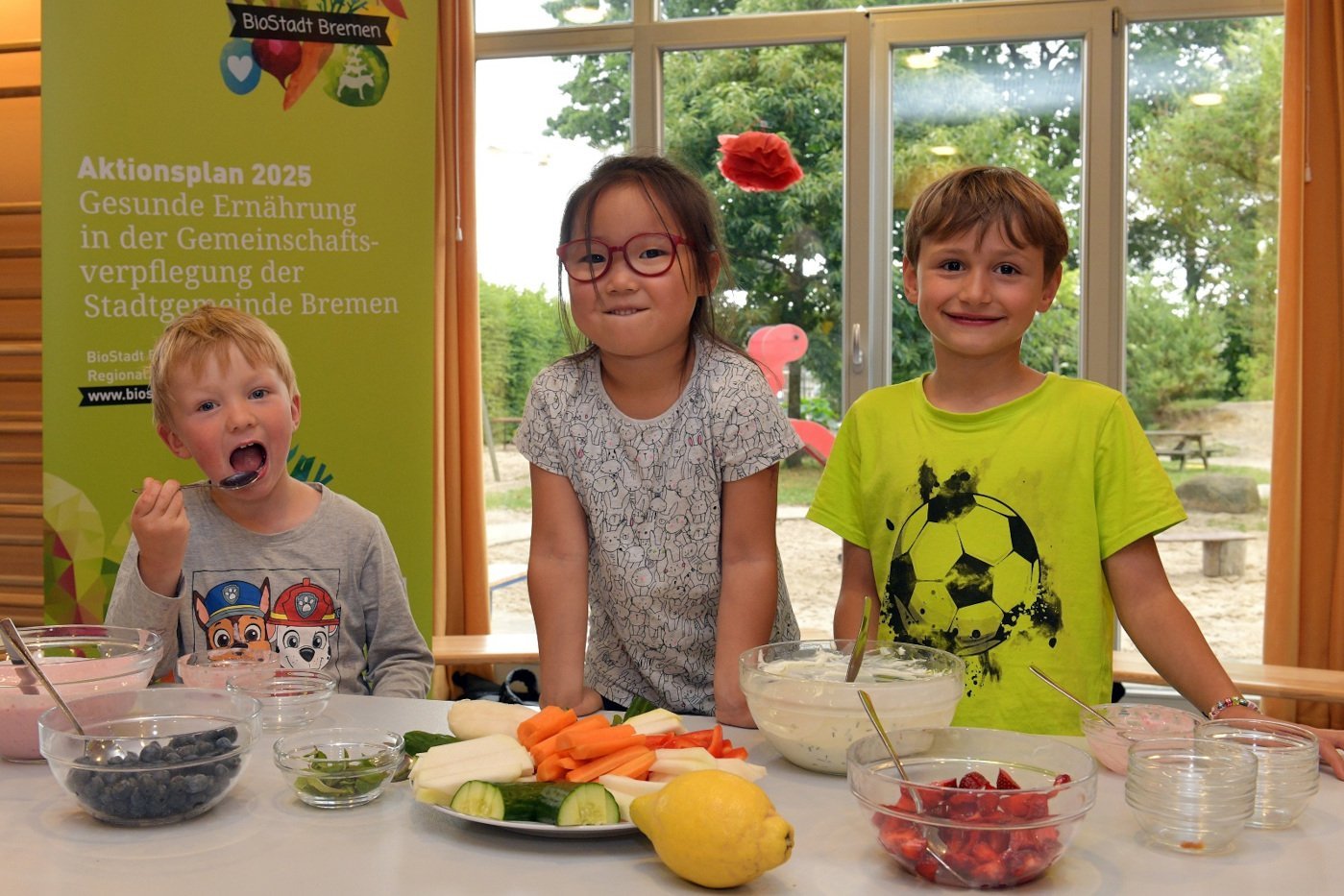 Kita-Kinder mit gesunden Lebensmitteln auf dem Tisch