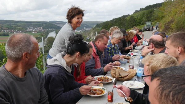 Menschen essen zu Mittag. Klick führt zu Großansicht in neuem Fenster.
