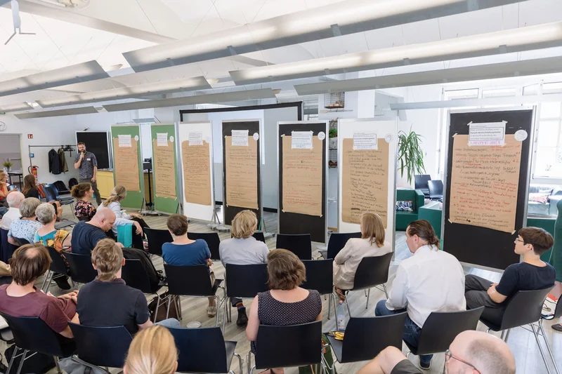 Publikum während eines Workshops zum Aufbau von regionalen Wertschöpfungsketten. Klick führt zu Großansicht in neuem Fenster, Schließen per ESC.