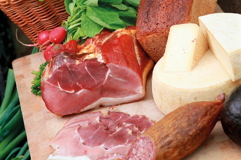 Lebensmittel vom Hof, Schinken, Wurst, Käse