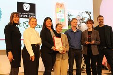 Verantwortliche des Projektes "ReffiSchaf" während der Verleihung des Preises auf einer Bühne. Klick führt zu Großansicht.