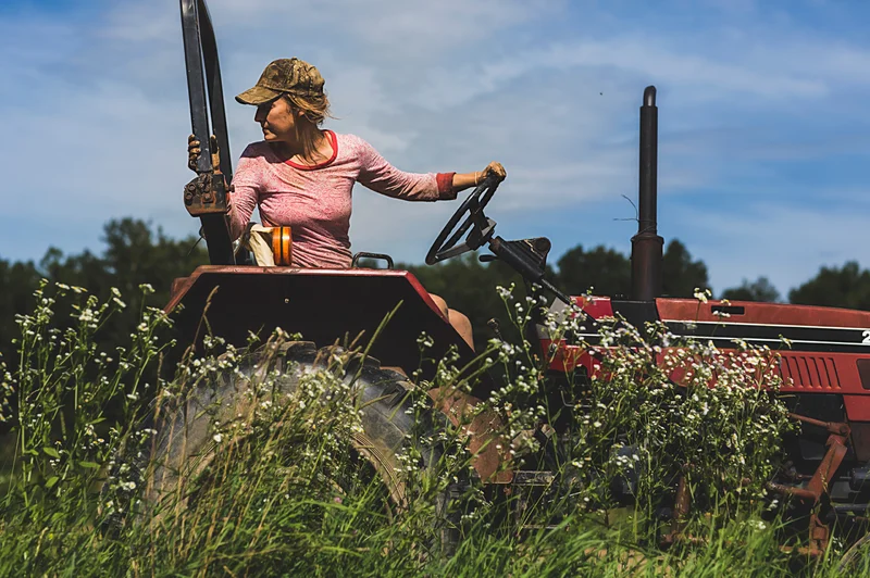 Landwirtin auf Traktor. Quelle: Getty Images