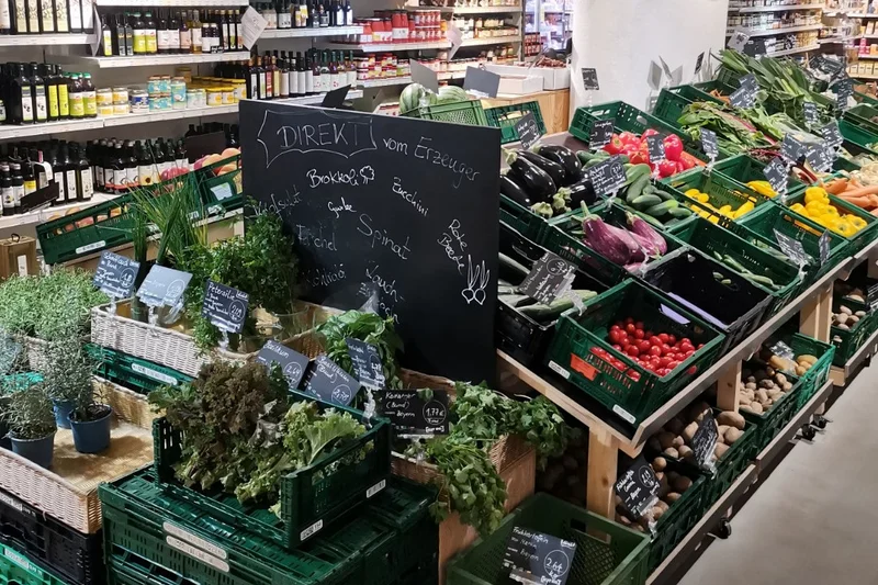 Blick auf die Gemüseauslage in einem Supermarkt. Klick führt zu Großansicht.