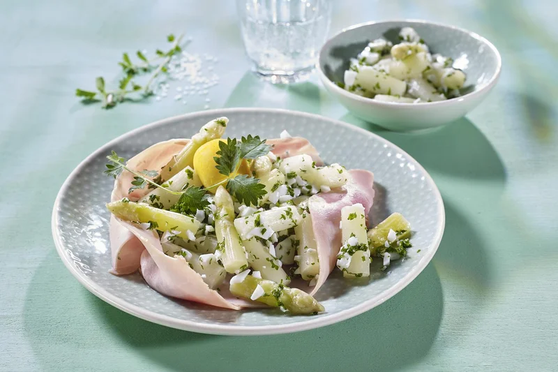 Salat vom weißen Spargel und Metzgerschinken