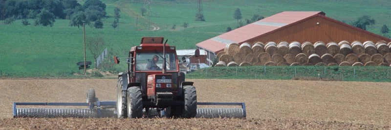 Traktor auf Feld. Klick führt zu Großansicht im neuen Fenster.