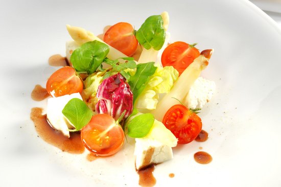 Tomaten - Albzarellasalat mit Spargel.
