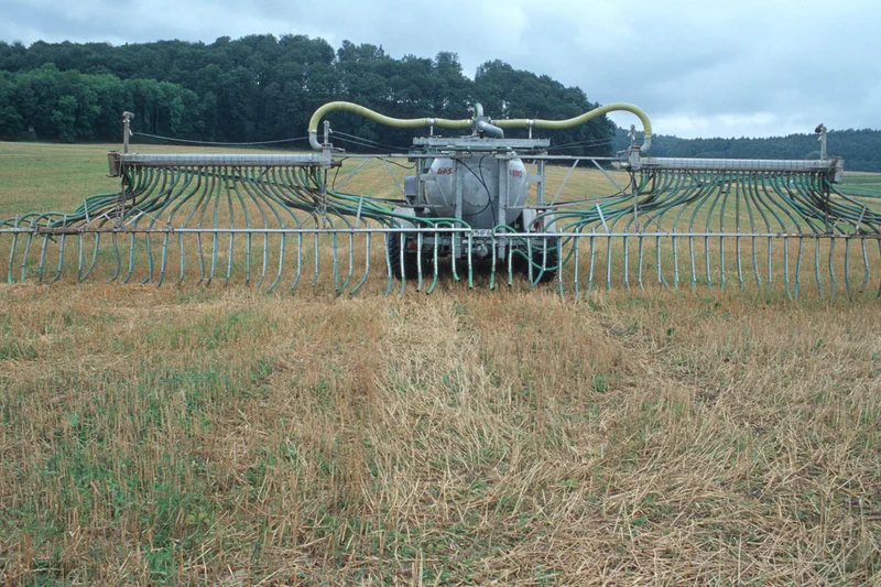 Düngeausbringung in der ökologischen Landwirtschaft. Klick führt zu Großansicht in neuem Fenster, schließen per ESC.