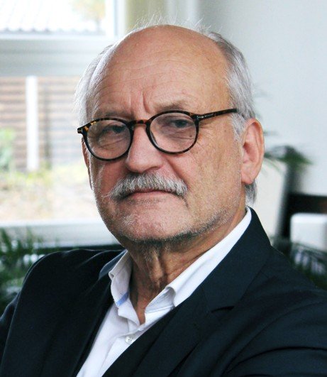 Mann mit Brille guckt in Kamera. Klick führt zu Großansicht.