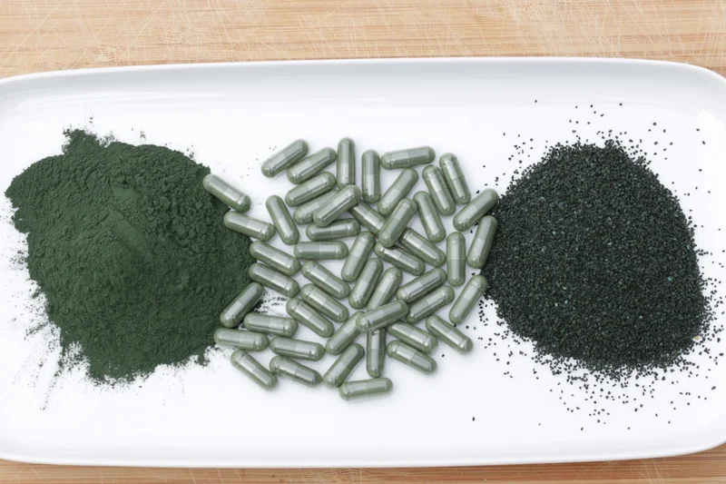 Spirulina als Pulver, Kapsel und Tabellte_Luettge Superfood