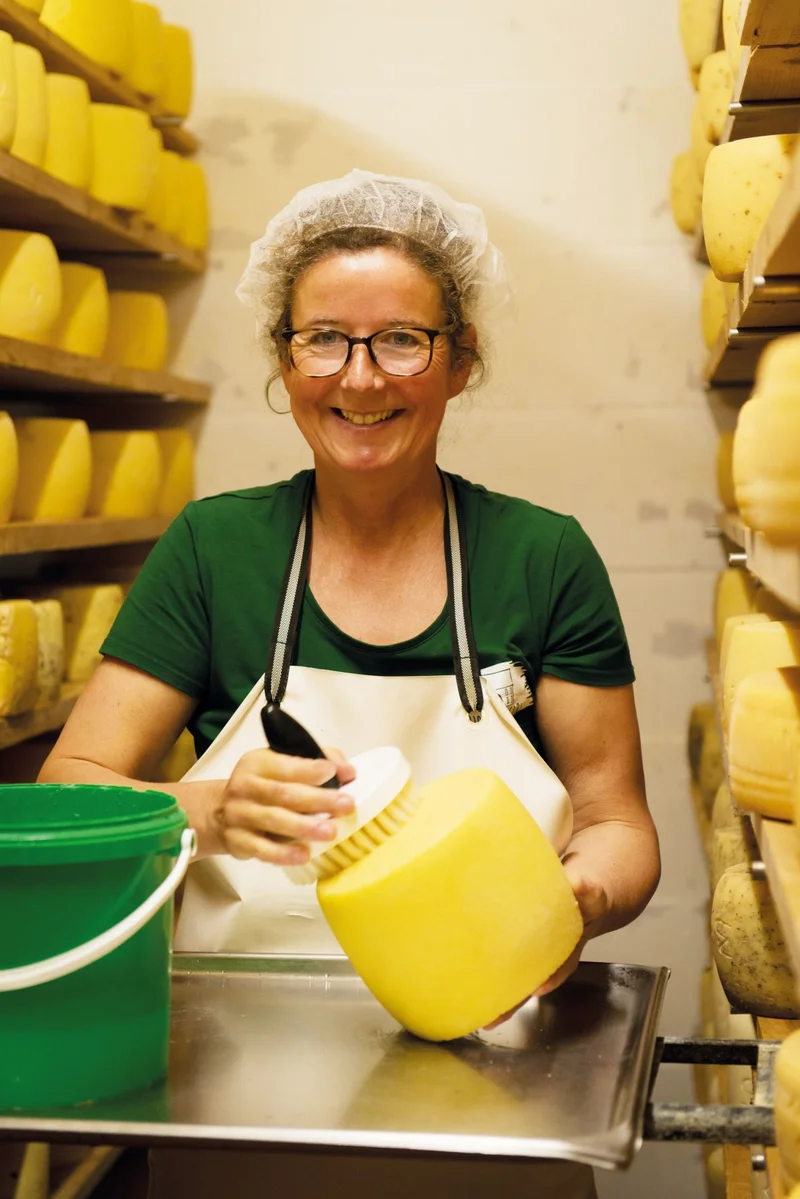 Frau mit Käse