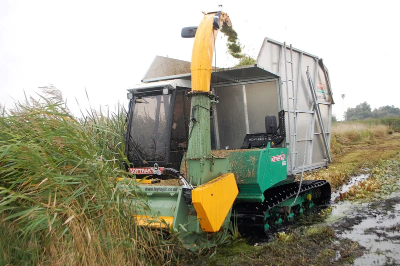 Spezialmaschine bei der Ernte von Rohrkolben. Foto: 3N Kompetenzzentrum