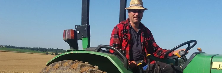 Landwirt auf Traktor