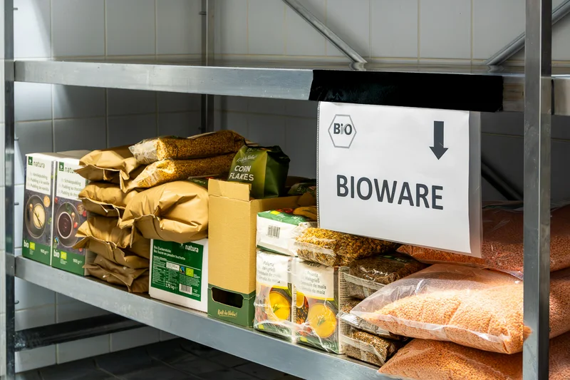 Lager einer Großküche mit Bio-Produkten im Regal. Klick führt zu Großansicht in neuem Fenster, schließen per ESC.