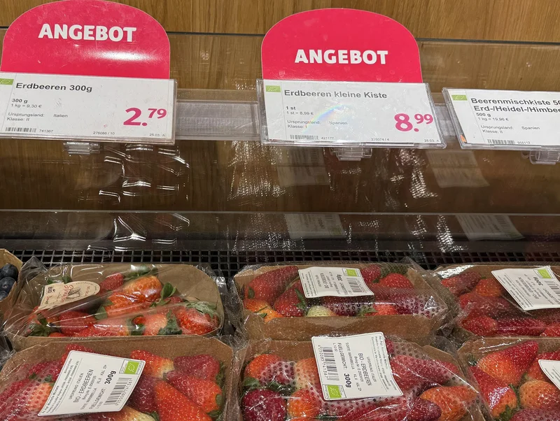 Verpackte Erdbeeren im Regal. Klick führt zu Großansicht in neuem Fenster.