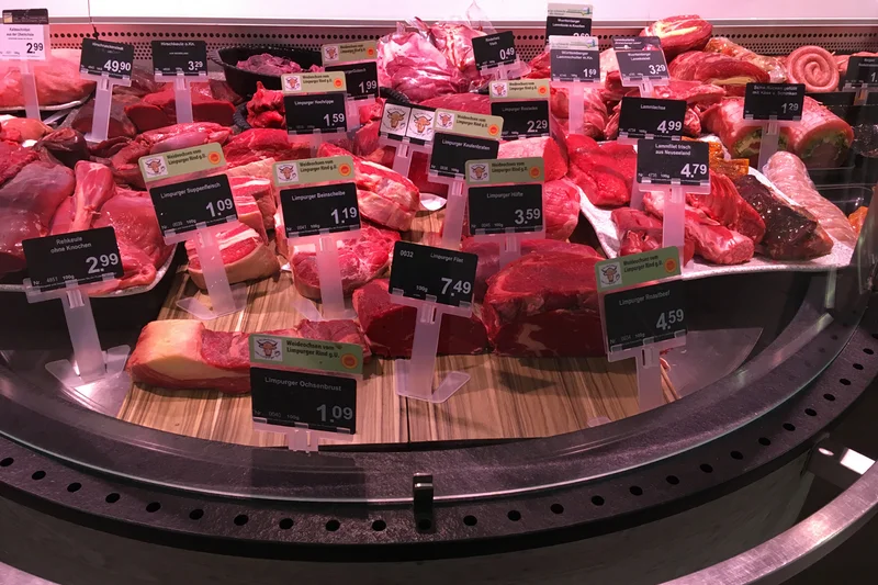 Klar gekennzeichnetes Fleisch in der Frischetheke. Klick führt zu Großansicht im neuen Fenster.