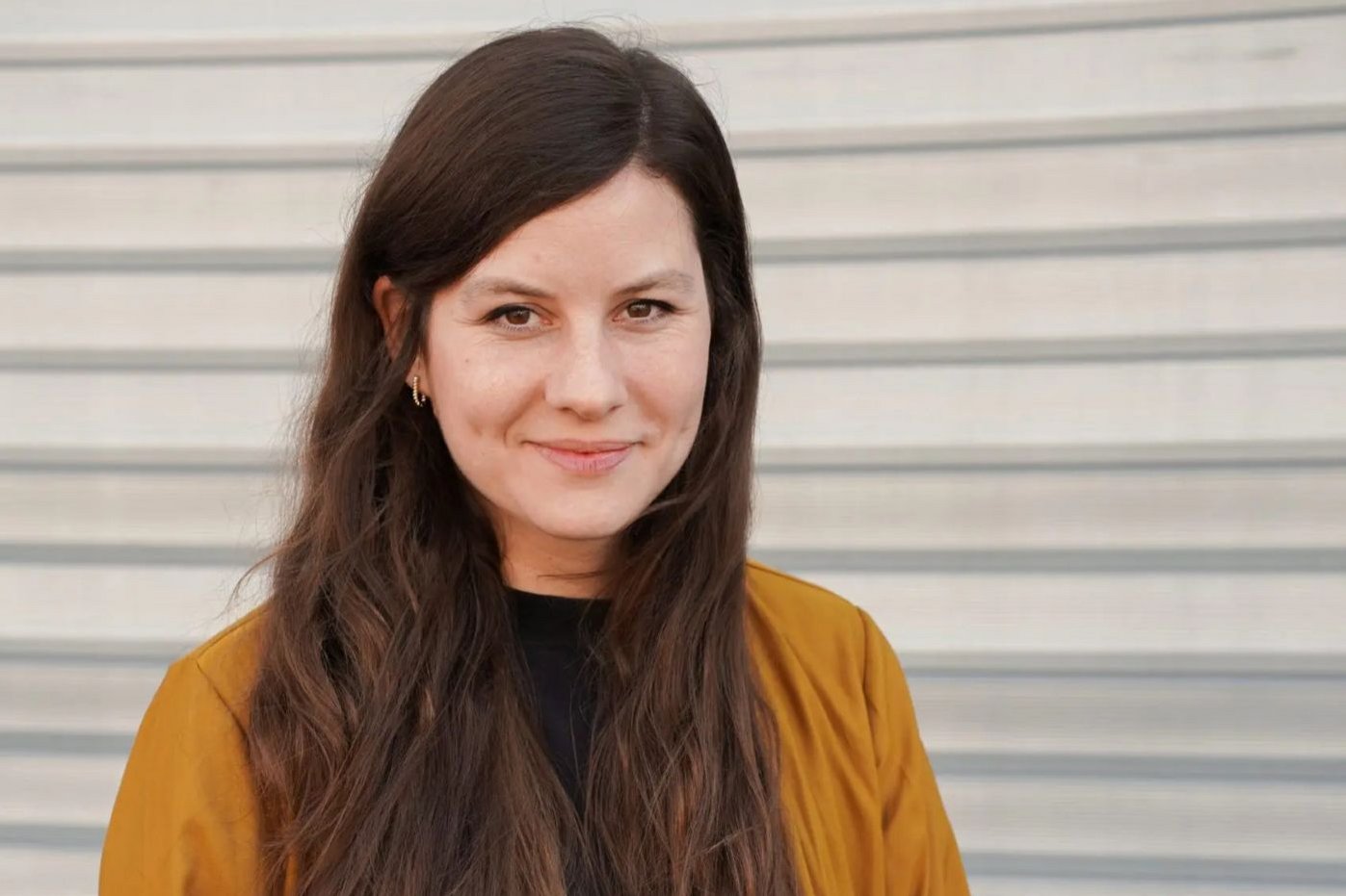 Porträt Constanze Metz. Klick führt zu Großansicht in einer Lightbox. Zum Schließen der Lightbox ESC drücken.